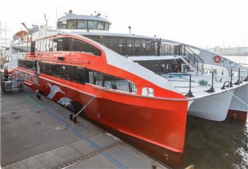 Der Helgoland-Katamaran "Halunder Jet" liegt vor der ersten Fahrt in der neue Saison an den Landungsbrücken in Hamburg.