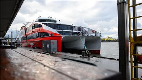 Der Helgoland-Katamaran im März 2023 vor der Abfahrt an den Landungsbrücken.