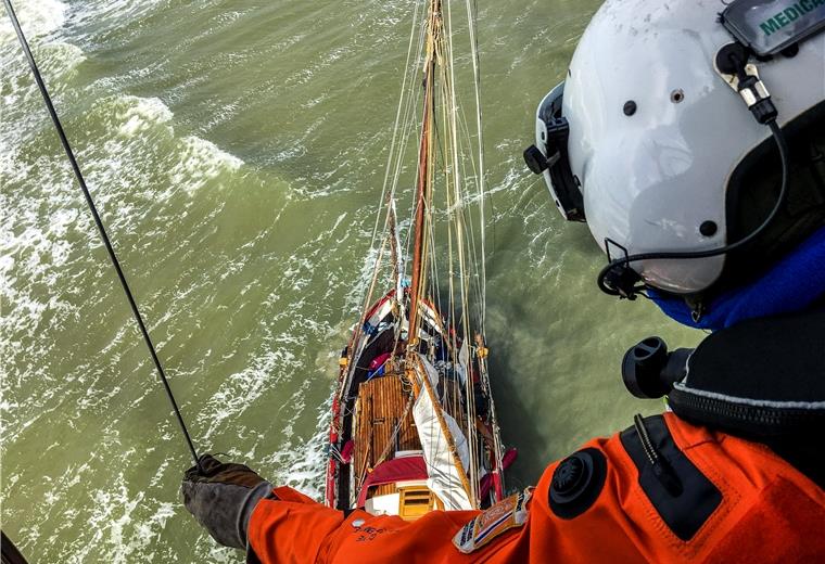 Hubschrauber rettet Schiffbrüchigen zum zweiten Mal vor Cuxhaven Der Helikopter „Northern Rescue 01“ steht über dem Havaristen. Ein Notfallsanitäter ließ sich per Winde auf dem Segler absetzen und holte den Segler von Bord.