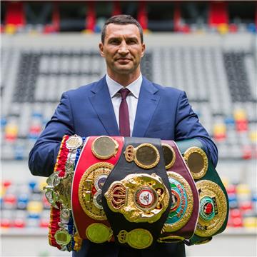 Der Herr der vielen Gürtel: Box-Weltmeister Wladimir Klitschko. Foto Vennenbernd/dpa 