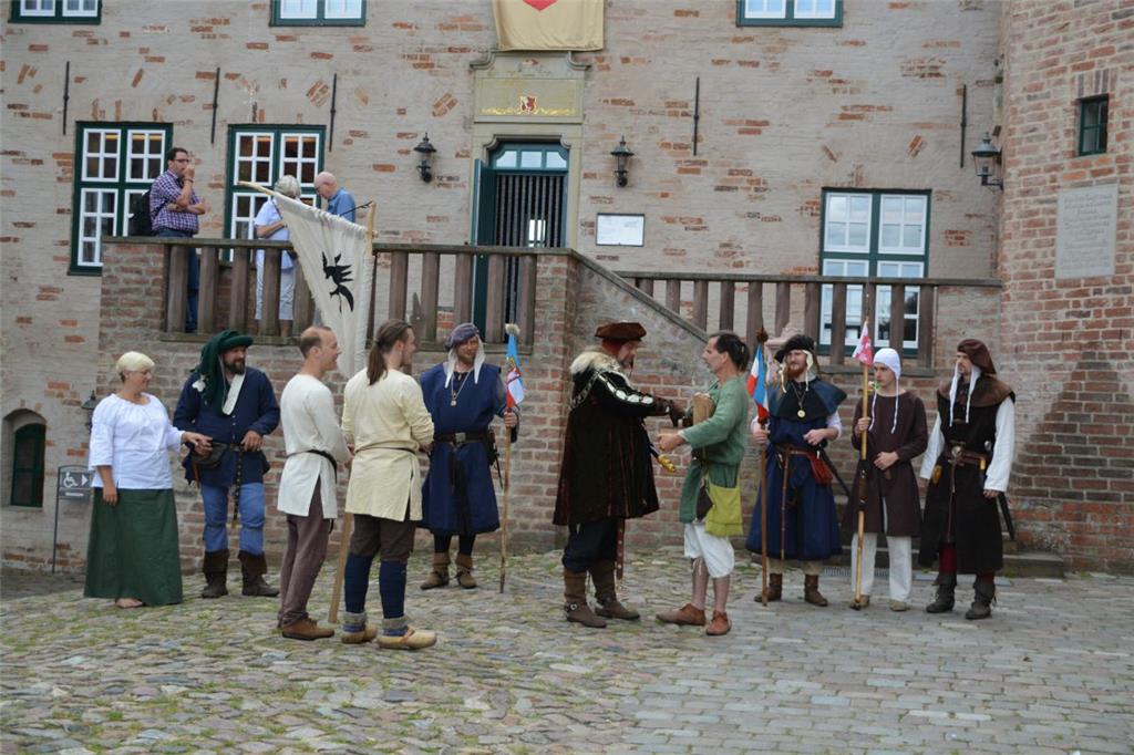 Der Herzog von Oldenburg-Holstein zeigt sich spendabel. Für ihre Gabe erhalten d...