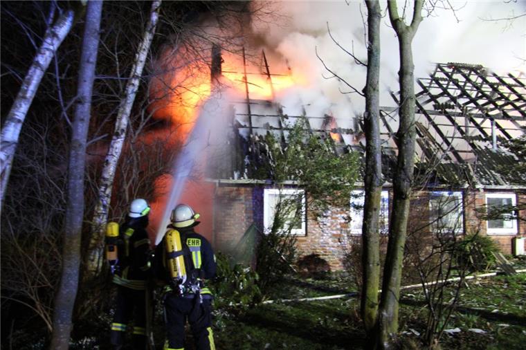 Feuer in Lüdingworth-Osterende - Bauernhaus brennt komplett nieder Der Heuboden stand kurz nach Mitternacht in Flammen, das Haus ist nach dem Brand ein Totalschaden.