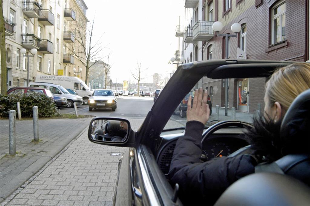 DER HILFSBEREITE AUTOFAHRER Ein dicht auffahrendes Auto, ein wild gestikulierender Fahrer, Lichthupe: Diese Verkehrsszene erlebte Blogger Robin Runck von Travel-forever.de in Frankreich. "Wir haben gedacht, wir hätten einen Schaden am Auto und hätten beinahe angehalten." Allerdings kannte der erfahrene Reisende die Masche. Er warnt: "Wenn man anhält, werden schnell die Wertsachen aus dem Auto gestohlen." Tipp: Bei aufdringlichen Autofahrern und auch bei vermutlich inszenierten Unfällen die Tür verriegeln und nicht anhalten.