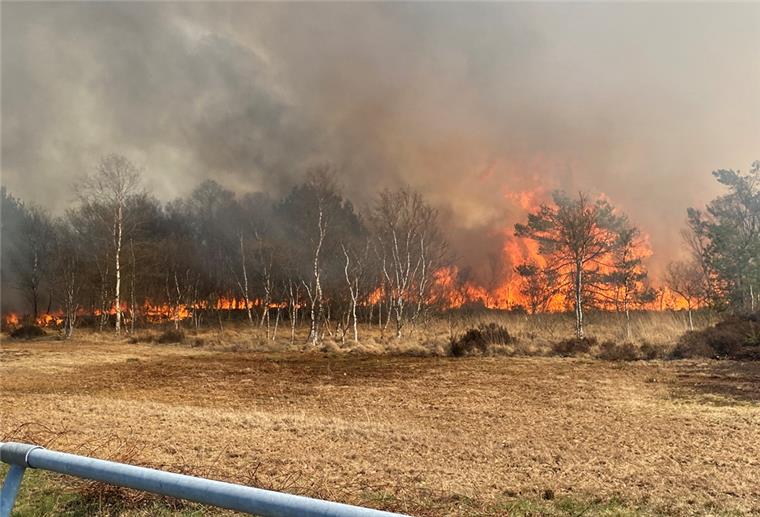 350 Feuerwehrleute bei Großfeuer in Karlshöfen im Einsatz Der Himmel über Karlshöfen verdunkelt sich.