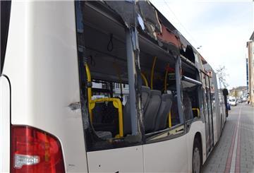 Ein Linienbus hat kaputte Fensterscheiben.