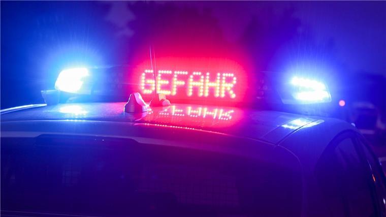 Wolf verletzt Jungen in Tierpark - Polizei ermittelt Der Hinweis „Gefahr“ leuchtet auf dem Dach eines Einsatzwagens der Polizei.