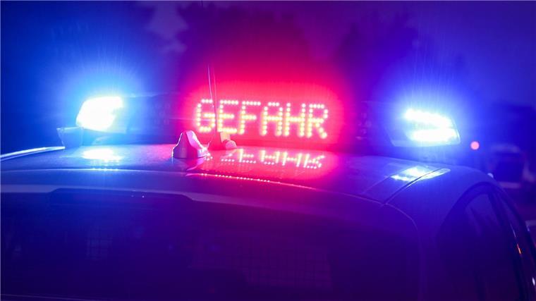 Unfall bei Hagel und Glätte: Fünf Verletzte Der Hinweis „Gefahr“ leuchtet auf dem Dach eines Einsatzwagens der Polizei.