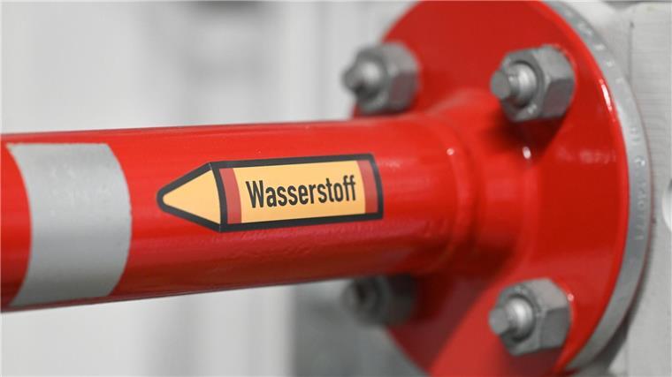 Norddeutschland für Aufbau grüner Wasserstoffinfrastruktur Der Hinweis Wasserstoff ist an einem Rohr in einem Verteilzentrum angebracht.