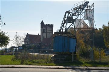 Der historische Drehkran in Blexen soll näher an das Weserschlösschen heranrücken.