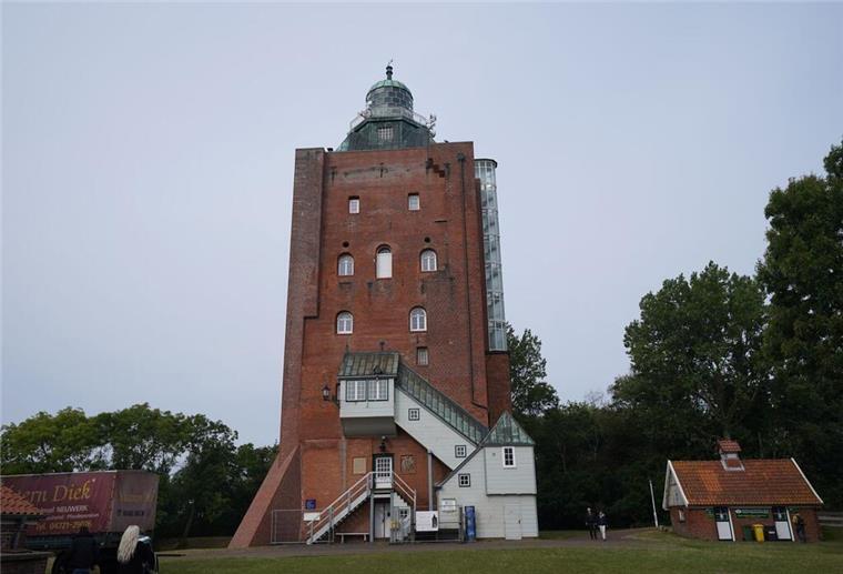 Hamburg investiert 40 Millionen Euro! Kleine Nordseeinsel wird modernisiert Blick auf den Leuchtturm der Nordsee-Insel Neuwerk.