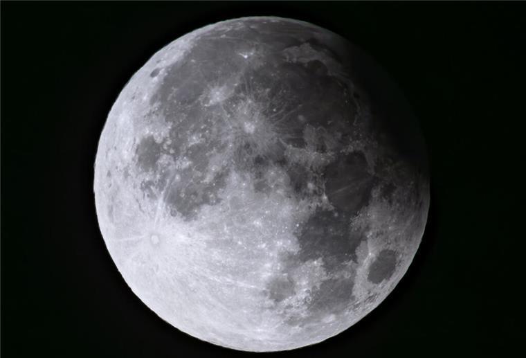 Sonnen- und Mondfinsternis: Faszinierende Himmelsphänomene im März ARCHIV - 18.09.2024, Brandenburg, Biegen: Illustration: Der Höhepunkt der partiellen Mondfinsternis ist gegen 4:45 Uhr am frühen Morgen zu sehen. Zwischen 4.13 und 5.16 Uhr war die Mondscheibe rechts oben verdunkelt. Bei dieser partiellen Mondfinsternis waren nur 9,1 Prozent des Mondes verdeckt. (zu dpa: «Sonne, Mond und Sterne im März - Mond- und Sonnenfinsternis») Foto: Patrick Pleul/dpa +++ dpa-Bildfunk +++
