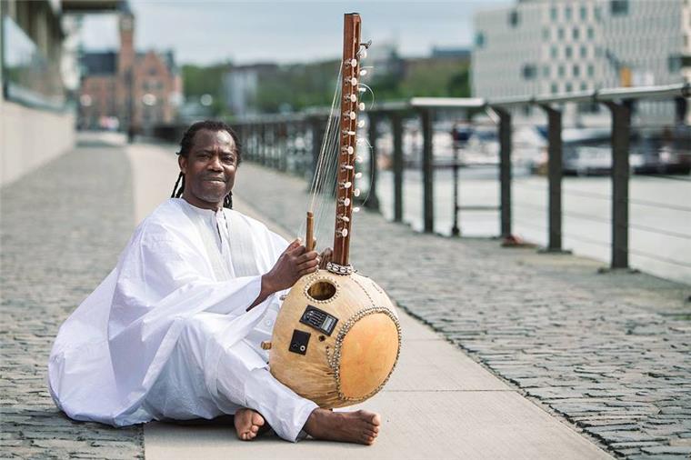 Rhythmen und Geschichten aus Afrika Der Höhepunkt des Afrika-Festivals ist der Auftritt von Aziz Kuyateh, einem Meister des Saiteninstrumentes Kora.