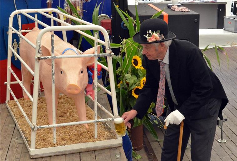 Der Höhepunkt eines jeden Schweinemarktes ist die Versteigerung eines lebenden Schweines. Aus Gründen des Tierschutzes kommt seit vergangenem Jahr nur noch ein Plastikschwein ins Festzelt, sehr zum Leidwesen von Swinsbaron Ehlert von Hasseln. In diesem Jahr muss er auf seinen Auftritt komplett verzichten.