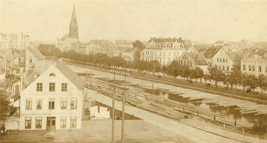 Der Holzhafen mit Christuskirche um 1903: Das Hafenbecken diente der Lagerung vo...