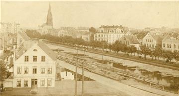 Der Holzhafen mit Christuskirche um 1903: Das Hafenbecken diente der Lagerung vo...