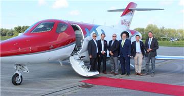 Der Hondajet ist in Nordholz gelandet: Die beiden Firmengründer Benjamin Götze (Zweiter von links) und Tim Haferl aus Langen (zweiter von Rechts) mit Marcus Itjen, Bürgermeister der Wurster Nordseeküste (rechts) und Geestlands Bürgermeister Thorsten Krüger (Dritter von rechts) sowie Vertreter der Firma Hondajet sehen sich die moderne Maschine aus der Nähe an.