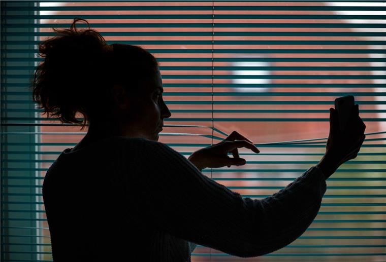 Der Horror für Stalking-Betroffene: Digital kann ihr Peiniger sie permament erreichen. Selbst Blockieren hilft oft nicht final.