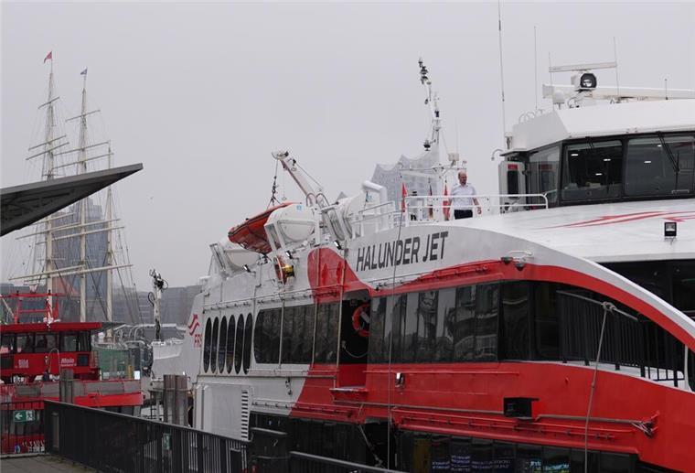 Katamaran nach Helgoland: „Halunder Jet“ legt wieder ab 27.03.2025, Hamburg: Der HSC "Halunder Jet" der Reederei FRS Helgoline GmbH liegt vor der Saisoneröffnungsfahrt an den Landungsbrücken im Hafen. Der Katamaran fährt täglich von Hamburg über Cuxhaven zu Deutschlands einziger Hochseeinsel Helgoland. Foto: Marcus Brandt/dpa +++ dpa-Bildfunk +++