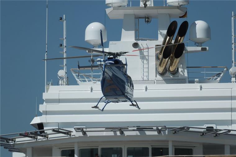 Der Hubschrauber im Landeanflug auf die Luxusyacht "Ulysses" im Fischereihafen.