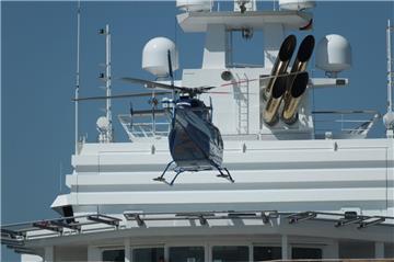 Der Hubschrauber im Landeanflug auf die Luxusyacht "Ulysses" im Fischereihafen.