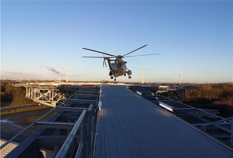 100. Landung auf neuem Heliport in Reinkenheide Ein Hubschrauber landet auf dem Klinikum Reinkenheide.