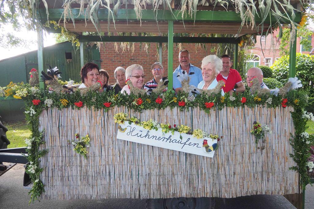 Der "Hühnerhaufen" on Tour beim Ernteumzug in Donnern