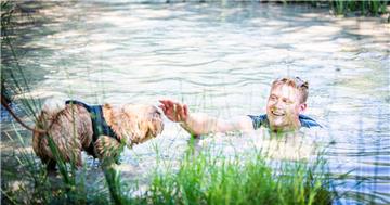 Der Hund am Ufer traut sich nicht. Foto: Hartmann