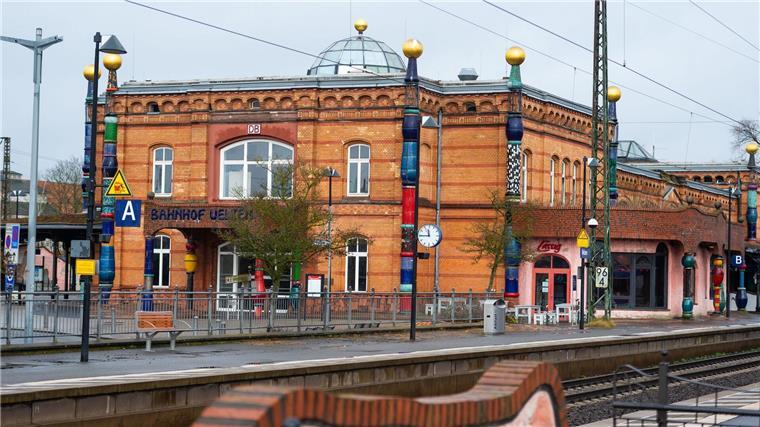 Hundertwasser-Museum im Bahnhof Uelzen für August geplant Der Hundertwasser-Bahnhof in Uelzen ist etwas Besonderes. Nun soll es ein Museum zu den Werken des Österreichers geben. (Archivbild)