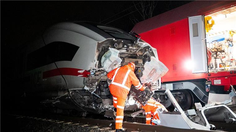 Historiker stirbt bei Zugunfall - Lkw-Fahrer nicht in Haft Der ICE stieß an einem Bahnübergang im Süden Hamburgs gegen einen Lastwagen.