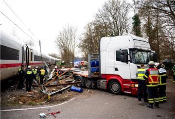 Der ICE-Unfall mit einem Sattelzug in Hamburg fordert ein Todesopfer: Ein Passagier erlag seinen schweren Verletzungen. Elf weitere Menschen wurden verletzt.