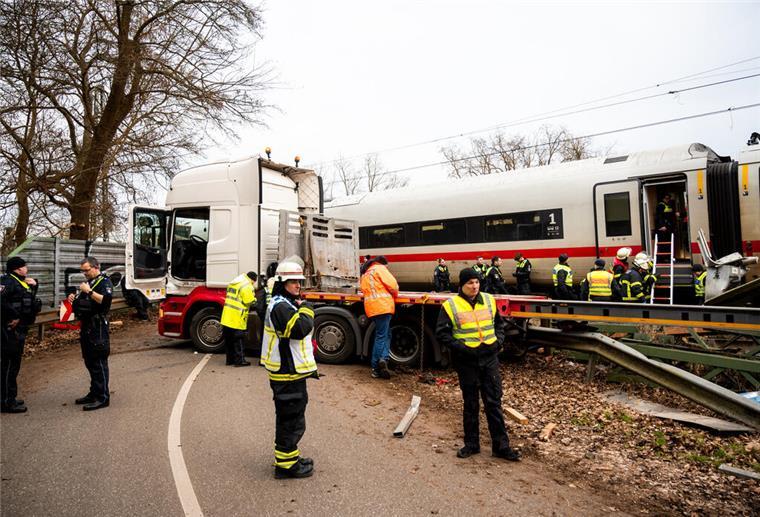 Schwerer ICE-Unfall in Hamburg: Ein Todesopfer und mehrere Verletzte Der ICE-Unfall mit einem Sattelzug in Hamburg fordert ein Todesopfer: Ein Passagier erlag seinen schweren Verletzungen. Elf weitere Menschen wurden verletzt.