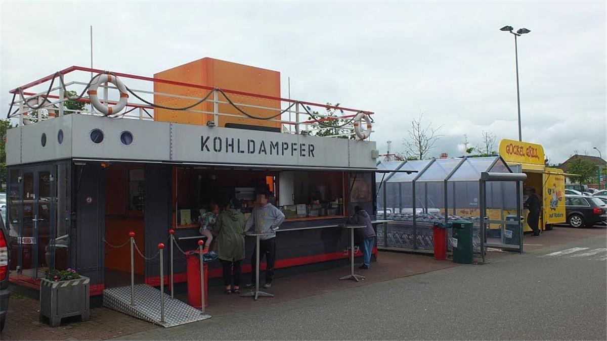 Der Imbiss "Kohldampfer" vor dem Edeka Roter Sand in Bremerhaven. 