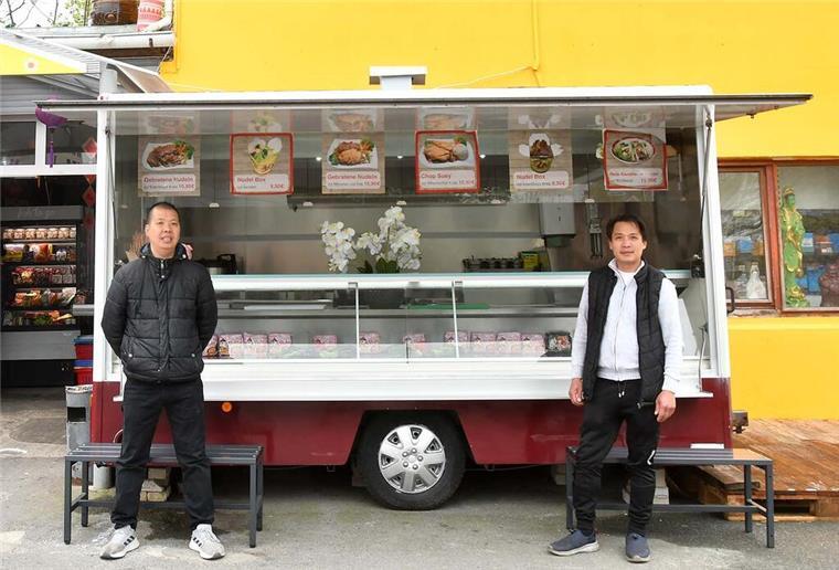 Neuer Inhaber im Asia-Shop in der Deichstraße Imbisswagen vor der Tür des Geschäfts