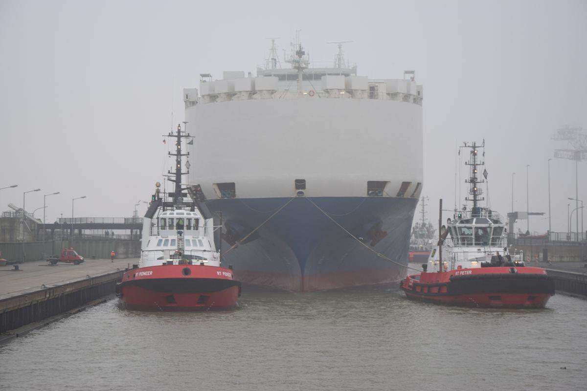 Havarierte „Glovis Corona“ hat in Bremerhaven festgemacht Der in der Außenweser havarierte Frachter „Glovis Corona“ ist in Bremerhaven angekommen und um 13.45 Uhr in die Kaiserschleuse eingelaufen. Von der Schiflage ist kaum etwas zu sehen.