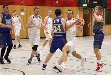 Der in der Regionsklasse spielende SV Nordenham (weiße Trikots) bestritt in dieser Saison nur drei Partien im September und Oktober.