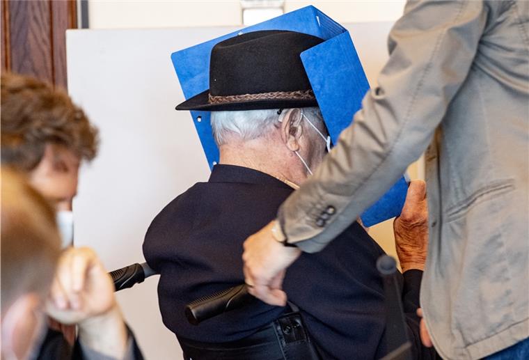 Urteil gegen Ex-Wachmann im KZ Stutthof erwartet Der in Hamburg lebende Angeklagte war nach Angaben der Staatsanwaltschaft als junger Mann von August 1944 bis April 1945 im Konzentrationslager Stutthof bei Danzig im Einsatz.