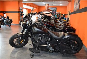 Der in Kirgisistan geborene Sergej Horst hat sein Hobby zum Beruf gemacht und verkauft gebrauchte Harley-Davidsons.