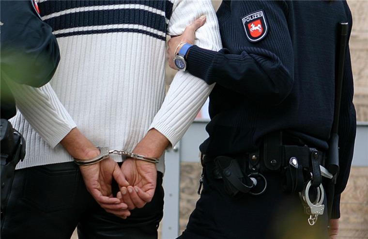 Der in Zeven geflüchtete Straftäter (Symbolfoto) ist gefasst.