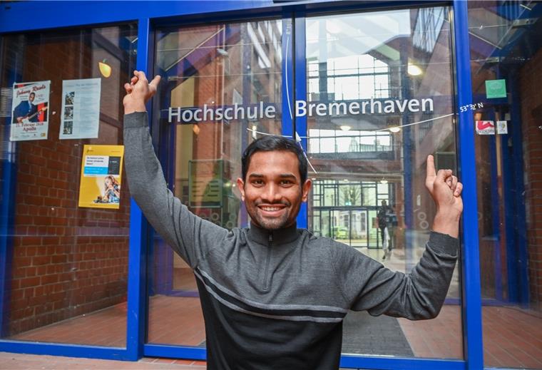 Immer mehr ausländische Studenten an der Hochschule Bremerhaven Der Inder Kesava Saripalli zeigt auf seine neuen Koordinaten an der Hochschultür. Er ist fürs Studium nach Bremerhven gekommen.