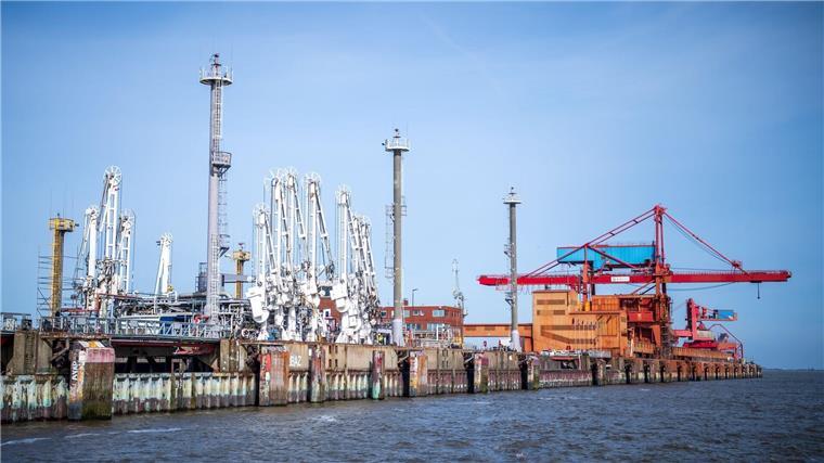 Stader Terminal an Land kann bis Ende 2043 LNG importieren Der Industriehafen Stade, der für ein Terminal für Flüssigerdgas erweitert wird.