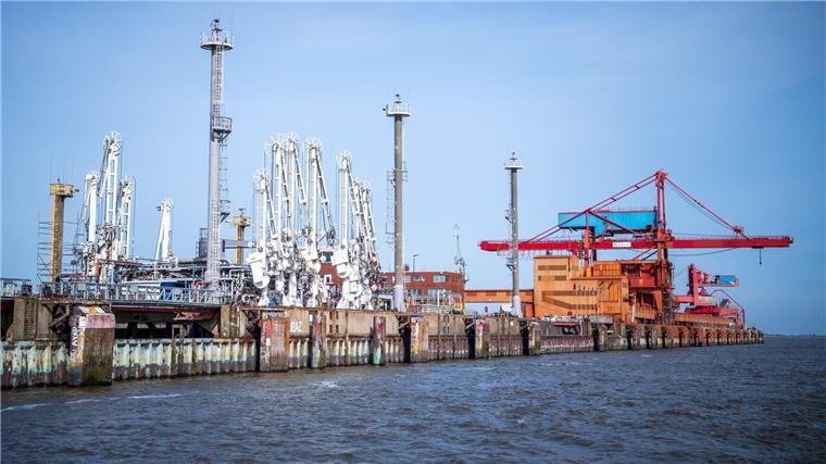 Anleger für LNG-Terminal fertig: Import soll 2024 starten Der Industriehafen Stade, der für ein Terminal für Flüssigerdgas erweitert wird.