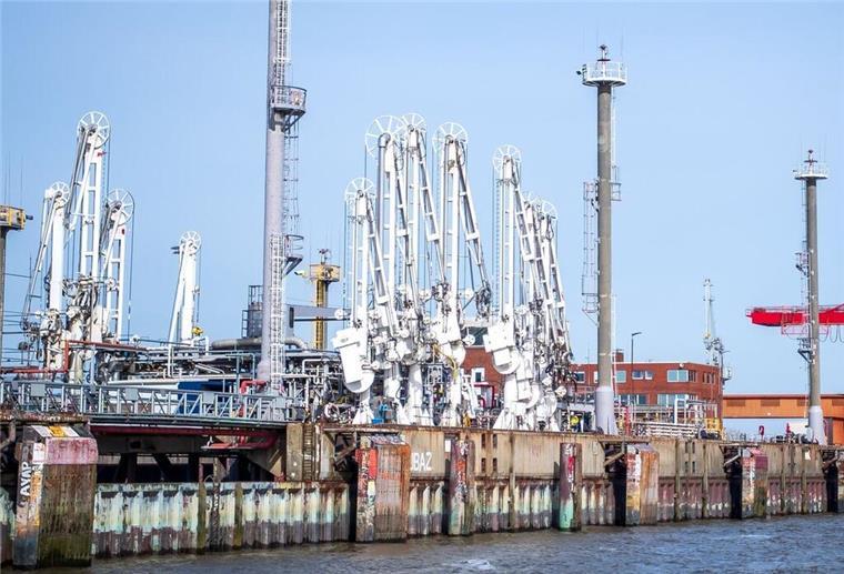 Stader LNG-Terminal hat jetzt einen schwimmenden Anleger Der Industriehafen Stade wurde für ein Terminal für Flüssigerdgas erweitert.