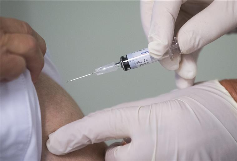 Nordenham: „Patientenaufkommen fast verdoppelt“ Der Influenza-Impfstoff wird knapp: In der Praxisgemeinschaft von Dr. Schmidt, Cordula Schäfer und Gerald Zinn ist der Bestand fast aufgebraucht.