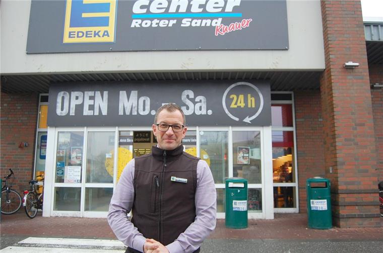 24-Stunden-Supermarkt: Rund um die Uhr einkaufen am Tor zum Überseehafen Der Inhaber des 24-Stunden-Marktes Roter Sand, Jens Knauer, liebt es, die Herausforderungen seines Arbeitsalltags zu meistern und ist selbst täglich zwischen 10 und 15 Stunden vor Ort.