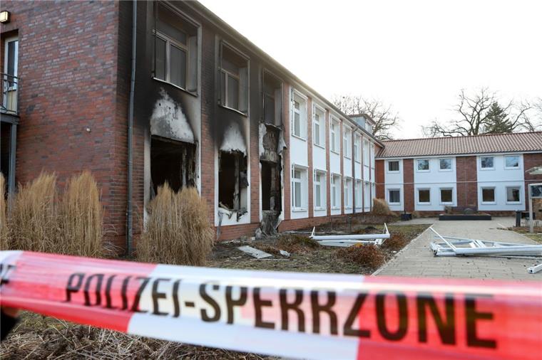 Explosion zerstört Teile eines Landkreisgebäudes in Rotenburg Der Innenhof des Kreishauses des Landkreises Rotenburg ist nach der Explosion mit einem Band der Polizei abgesperrt worden.