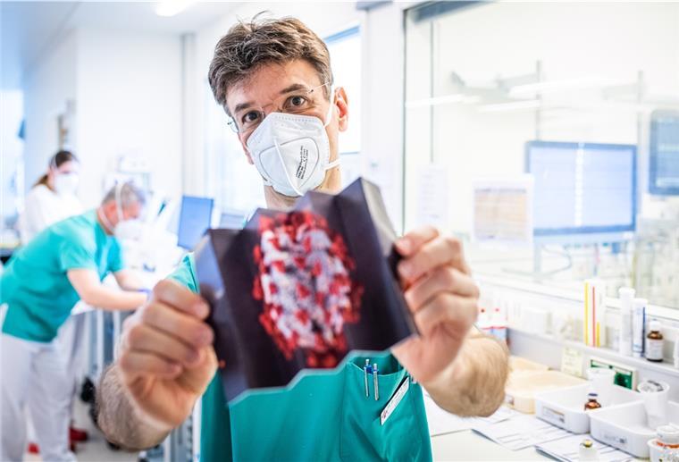 Der Intensivmediziner Dr. Oliver Radke kämpft mit seinem Team seit einem Jahr gegen das Coronavirus im Klinikum Reinkenheide.