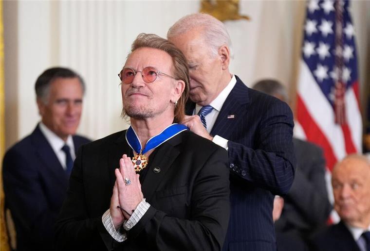 Rastloser Weltverbesserer: Bono wird 65 Der irische Musiker wurde von Joe Biden mit der Freiheitsmedaille - der höchsten zivilen Auszeichnung der Vereinigten Staaten geehrt. (Archivbild)