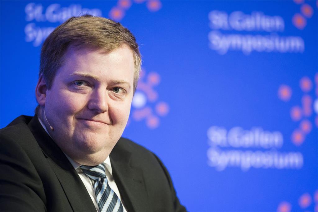 Der isländische Ministerpräsident Sigmundur David Gunnlaugsson soll zusammen mit...