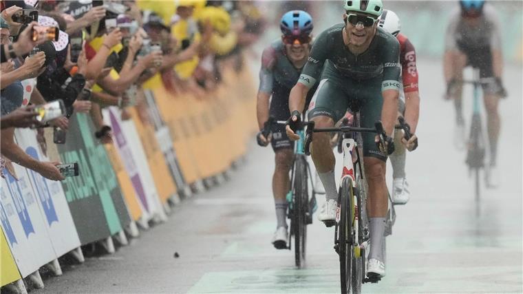 Sprinter Bauhaus entgeht Sturz-Chaos - Milan gewinnt Der Italiener Jonathan Milan gewinnt den Sprint in Valence.