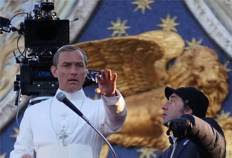 Papst aus den USA? In Serie mit Jude Law durchexerziert Der Italiener Paolo Sorrentino mit dem Briten Jude Law bei den Dreharbeiten zu „The Young Pope“ Anfang 2016 in Venedig.